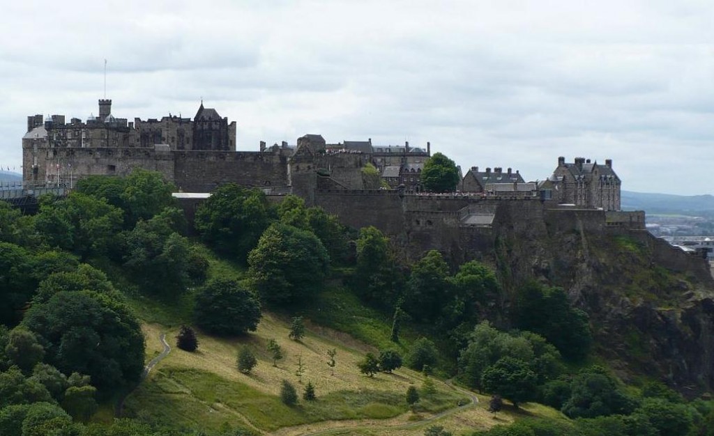 Thousands of tourists visit edinburgh every year. Солдаты замка Эдинбурга. Крепость Вояж.